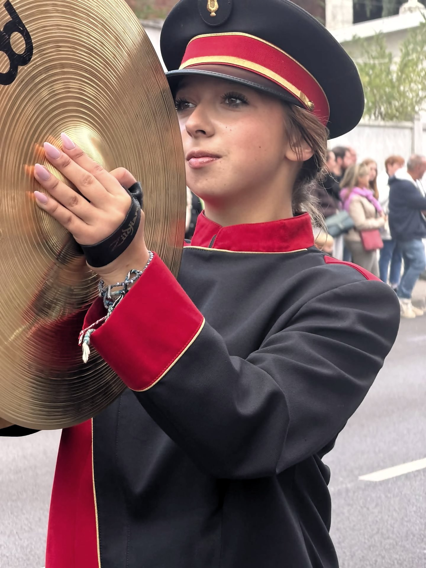Une percussionniste tient ses cymbales
