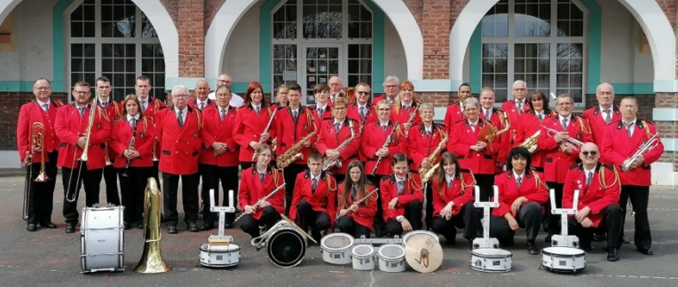L’harmonie en vestes rouges devant la salle de Frais-Marais