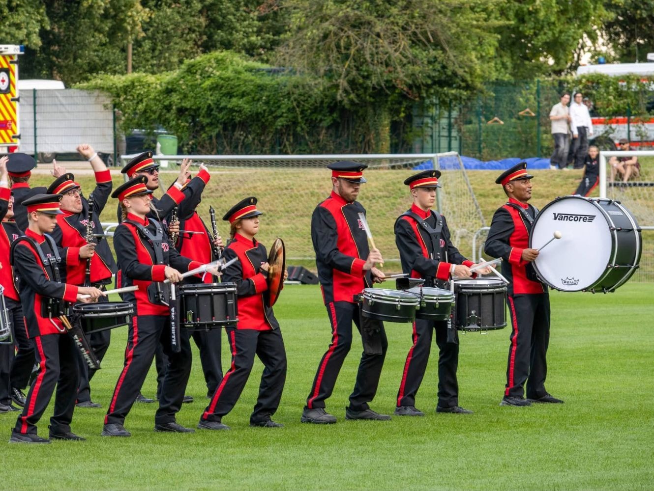 Les percussions du Marching Band FMD en démonstration sur une pelouse